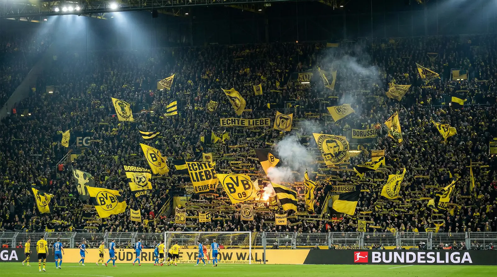 Aficionados animando en un estadio de fútbol alemán durante un partido de Bundesliga